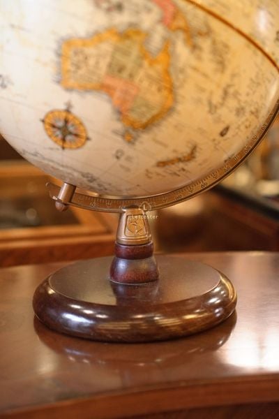  Quả địa cầu cổ điển 