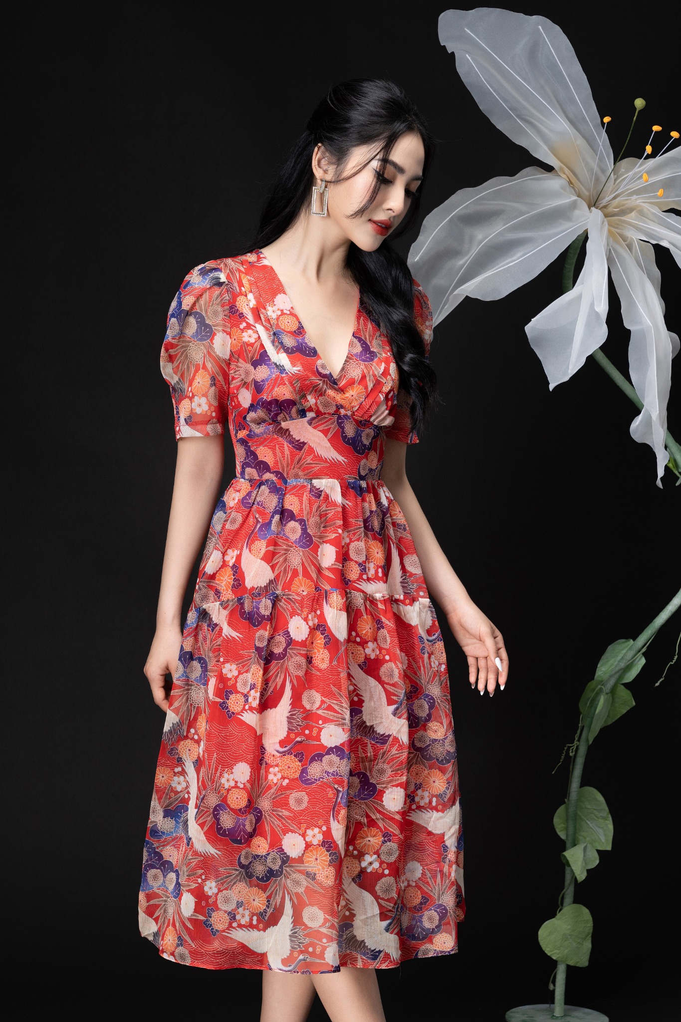 D00454 Đầm xoè hoa đỏ cổ V