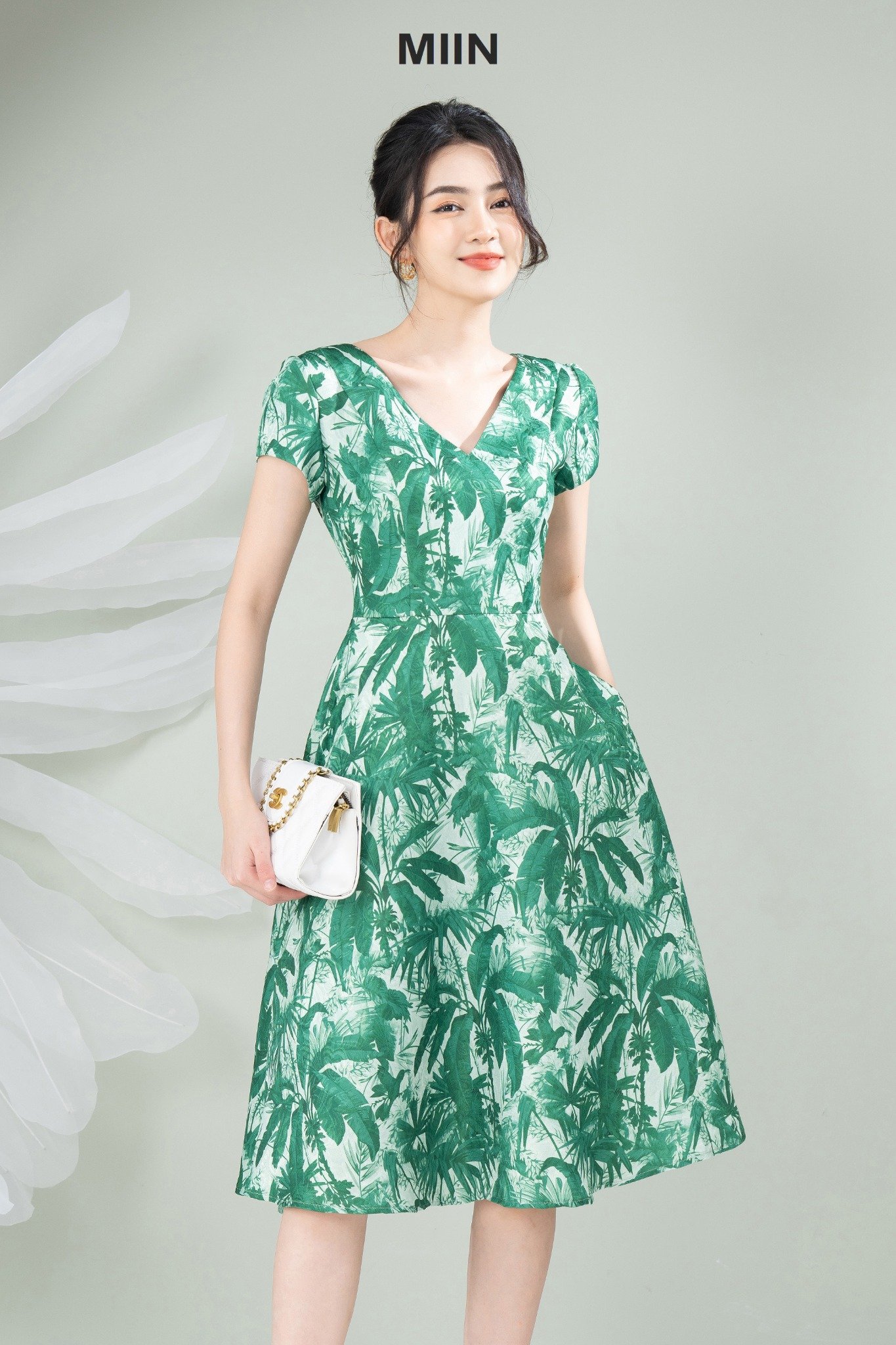 ĐẦM GẤM HOA LY HỒNG CỔ VIỀN TRAI