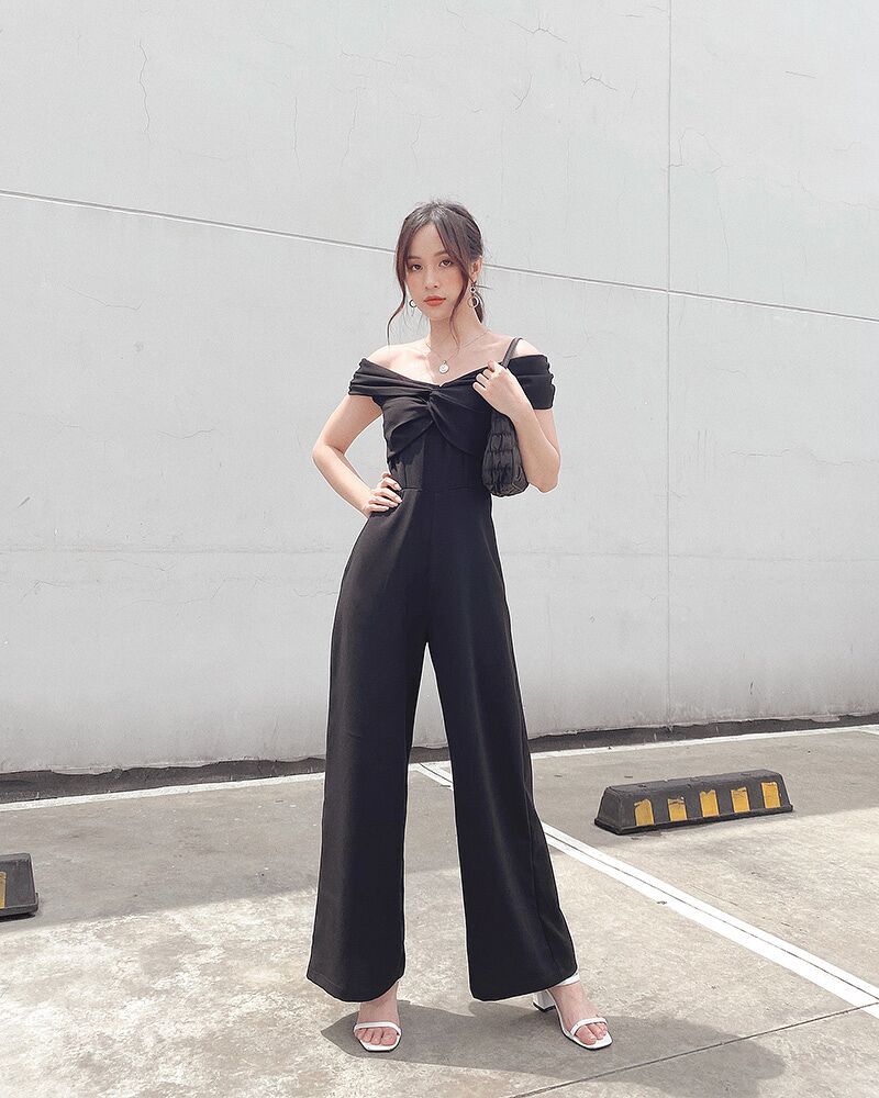 MIEU Jumpsuit Bẹt Vai Trơn Xoắn Ngực - GMR19