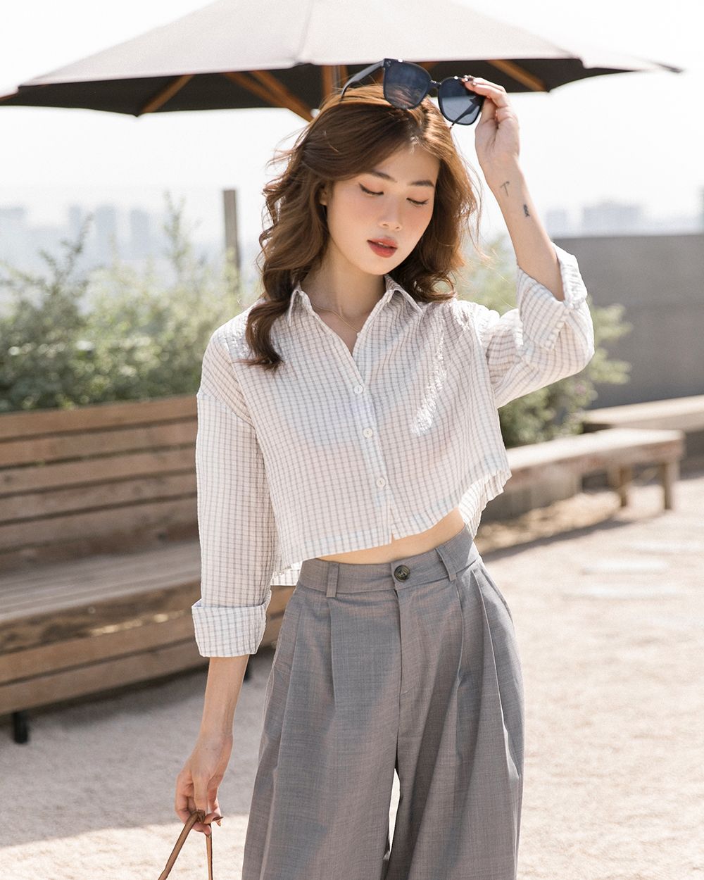 Áo sơ mi nữ dáng croptop dài tay bo gấu cổ tàu TTA01