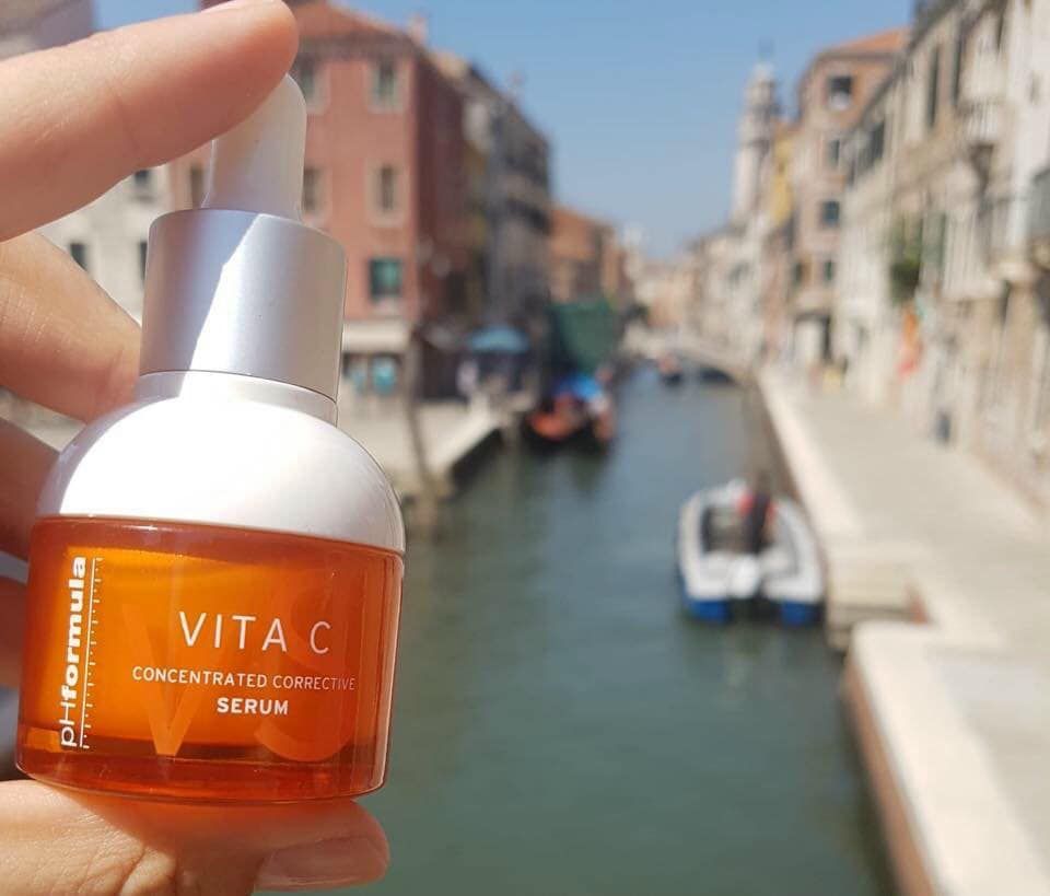 Tinh chất Vitamin C giữ ẩm, làm sáng da