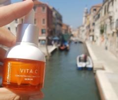Tinh chất Vitamin C giữ ẩm, làm sáng da