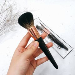 Cọ phủ má hồng cán ngắn M06 VACOSI