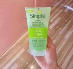 Sữa rửa mặt SIMPLE 150ML