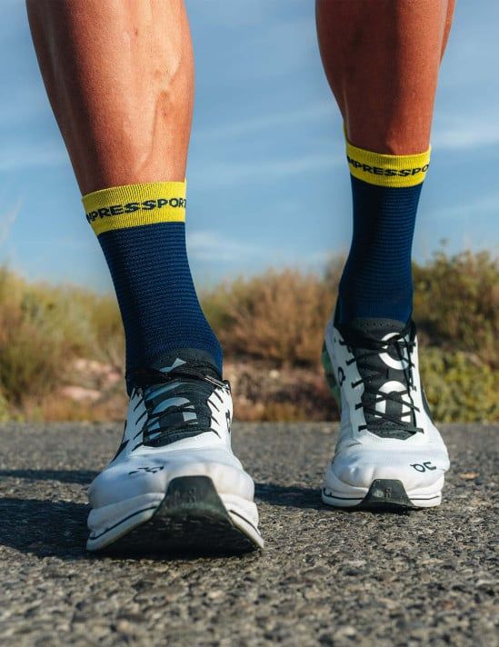 Tất chạy bộ Compressport Pro Racing Socks v4.0 Run High XU00046B