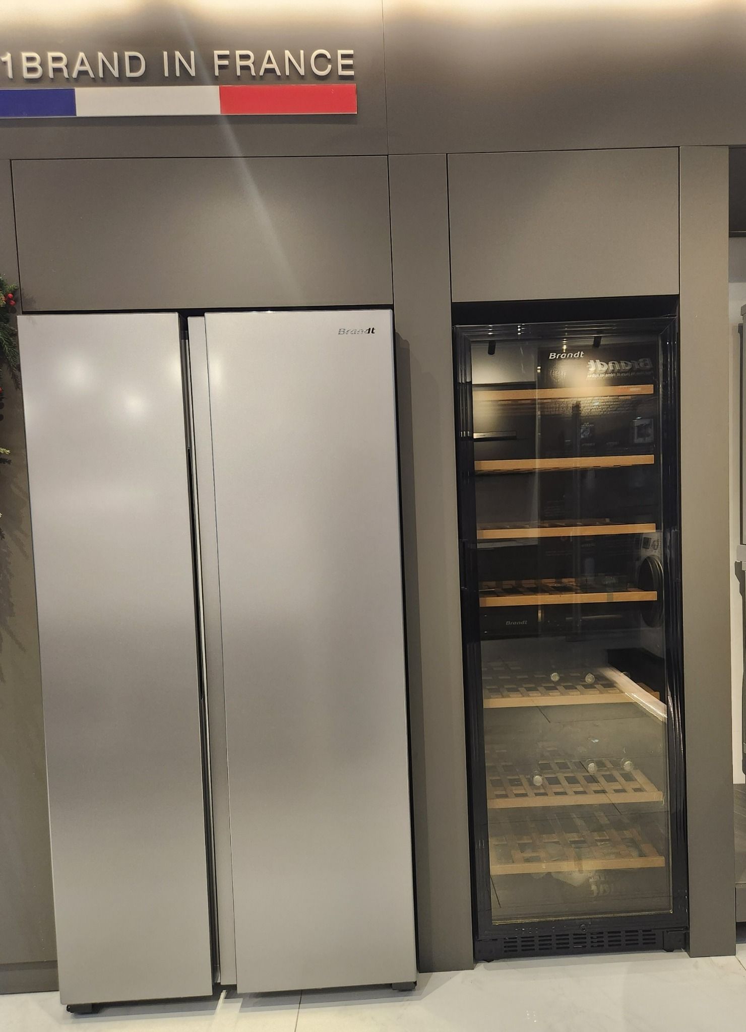  Tủ rượu vang 124 chai Brandt CB377V Đen 