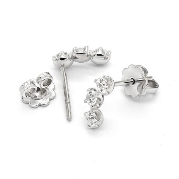 Hoa tai vàng trắng 14K gắn đá CZ DOJI AFEK000222F2CZ1