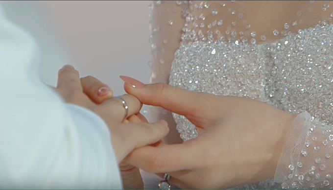 Hình ảnh Đông Nhi trao nhẫn cho Cao Thắng trong video Hôm nay mình cưới.