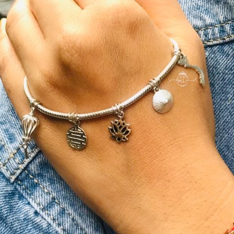 Vòng tay và charm