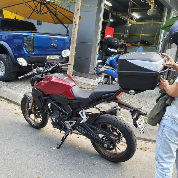 Thùng sau Givi B32 Bold 32L
