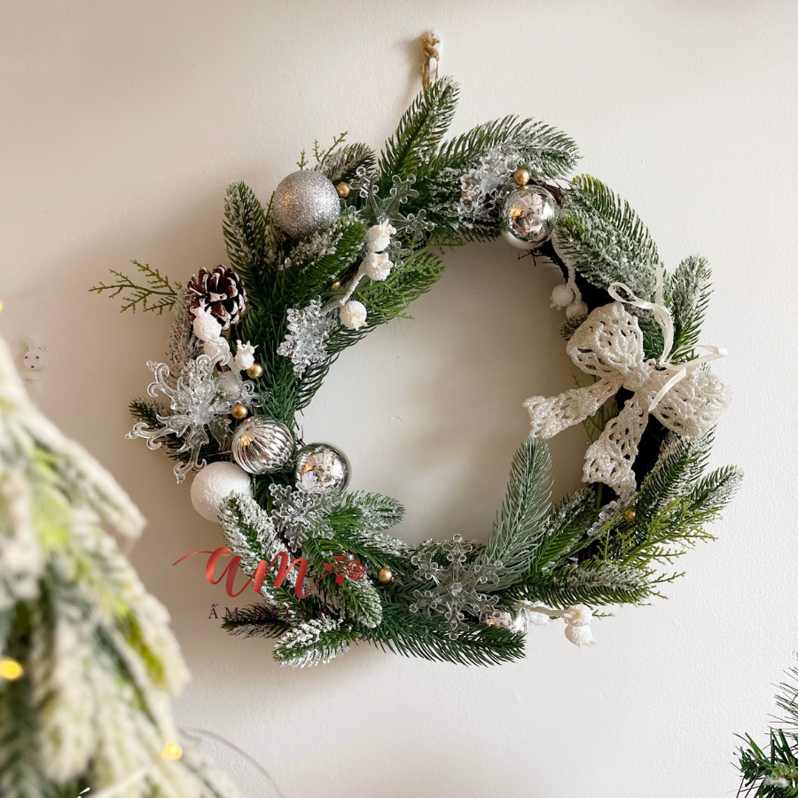 SNOWIENN CHRISMAS WREATH