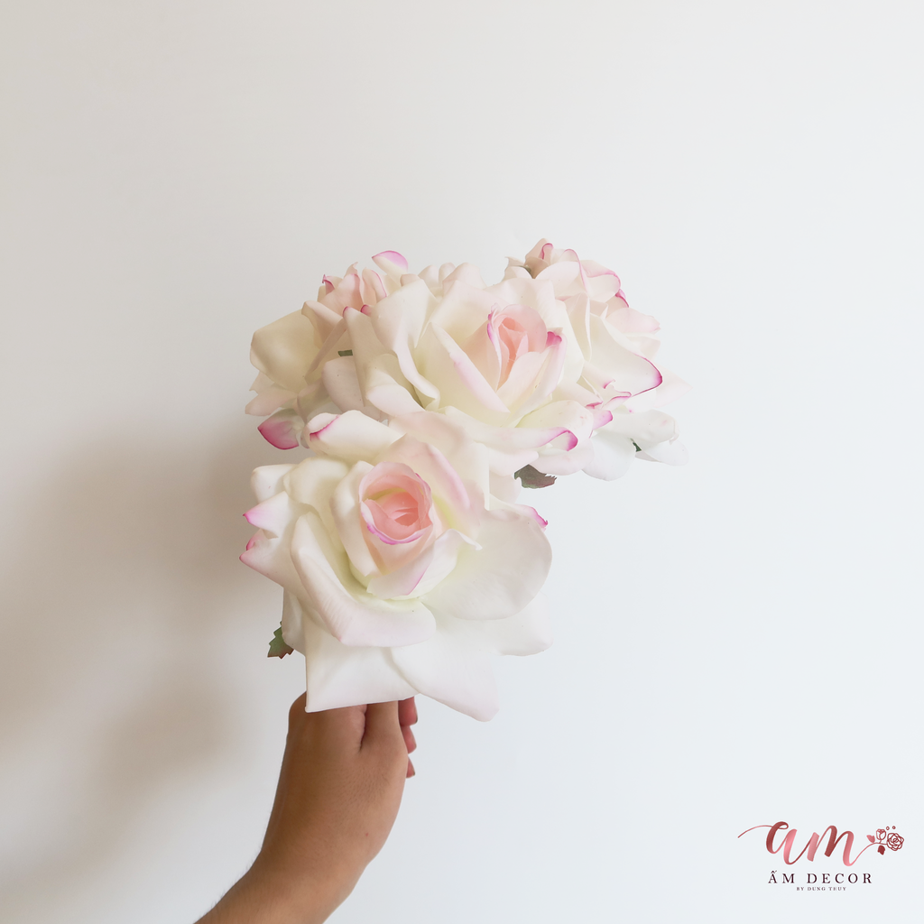 ZCÀNH HOA HỒNG NỞ GIỮ ẤM