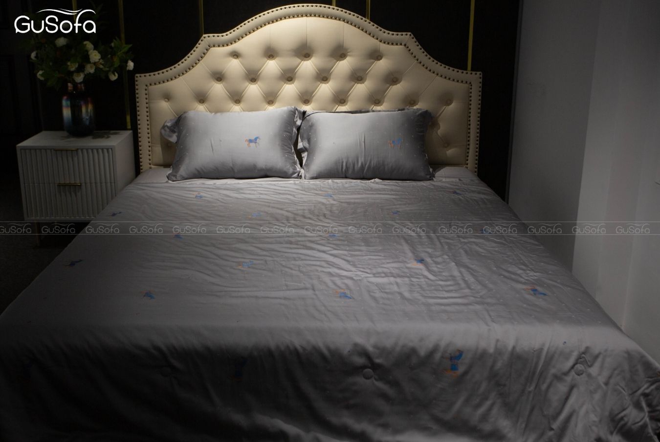  Giường BED01 1,8m x 2,0m Bọc nệm và da tổng hợp Microfiber 