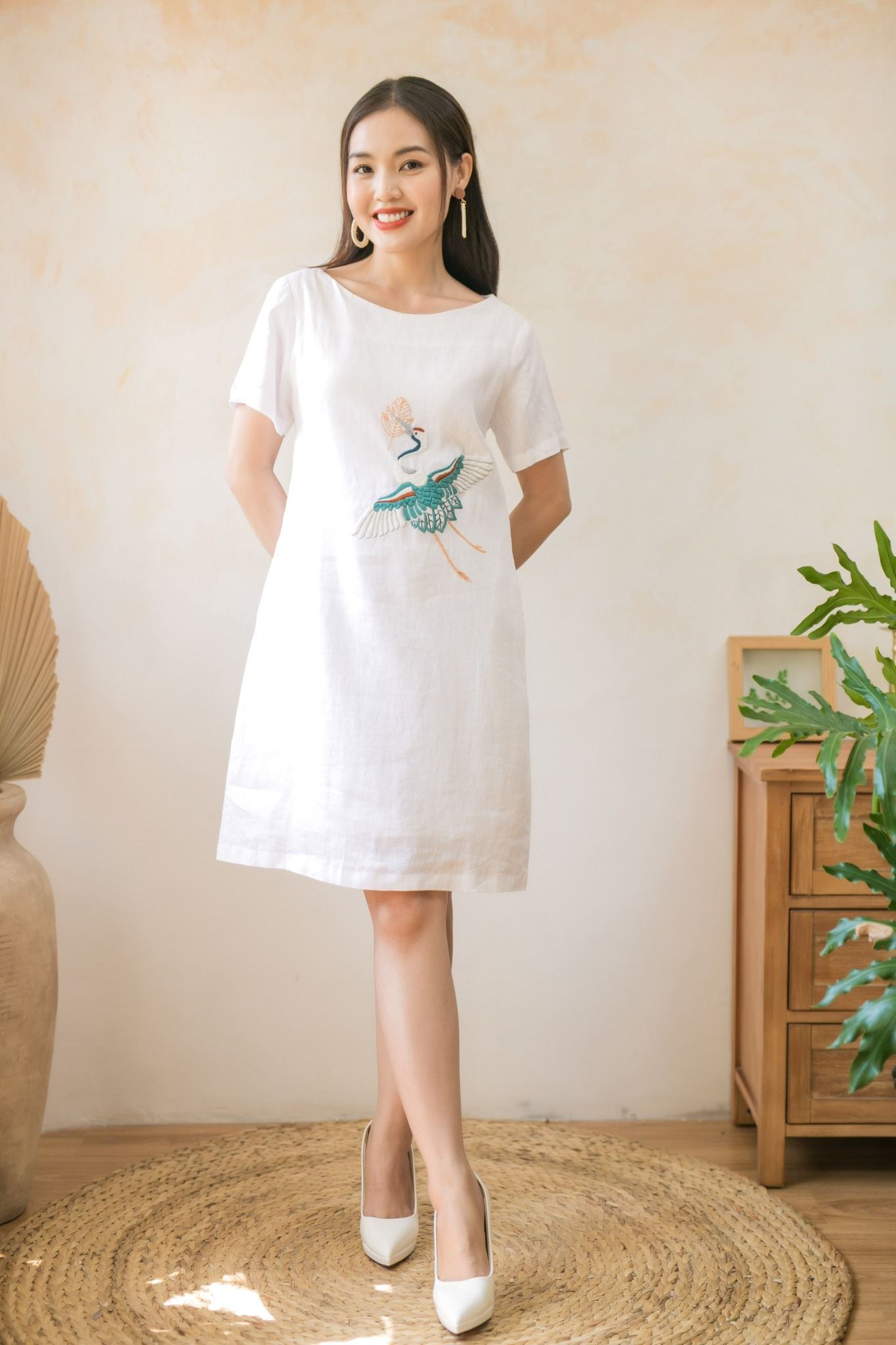 Đầm liền linen ngắn tay cổ tròn một khuy thêu hoa lá  NU8506  kamakavn