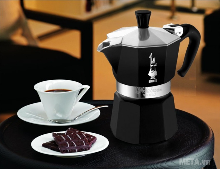 Ấm pha cà phê Bialetti Moka Express 3TZ Black BCM-3752 với thiết kế sang trọng, nhỏ gọn.