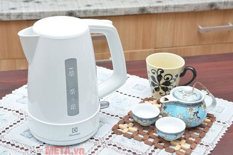 Ấm đun nước Electrolux EEK1303W (1,5 lít)