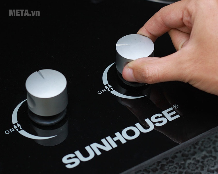 Bếp ga âm kính cao cấp Sunhouse SHB6636 với thiết kế nút đánh lửa hiện đại.