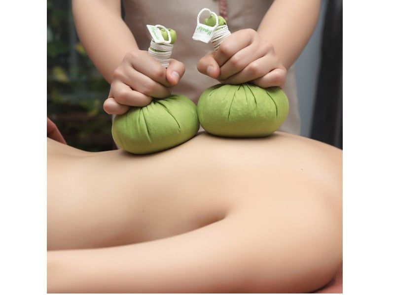 Bóng massage thảo dược Hapaku (Hộp 2 quả)