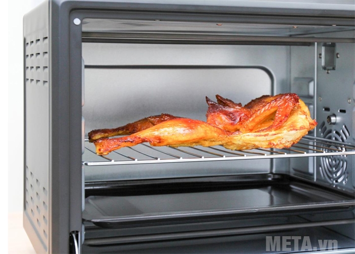 Lò nướng Sunhouse SHD4232 có xiên nướng giúp nướng nguyên con dễ dàng