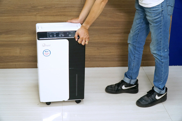 Máy có hệ thống bánh xe hỗ trợ di chuyển linh hoạt
