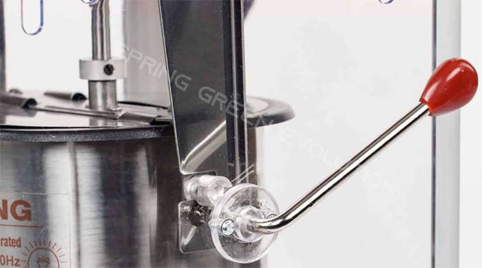 Tây nâng hỗ trở tối đa cho việc đổ bắp rang bơ Tây nâng hỗ trở tối đa cho việc đổ bắp rang bơ