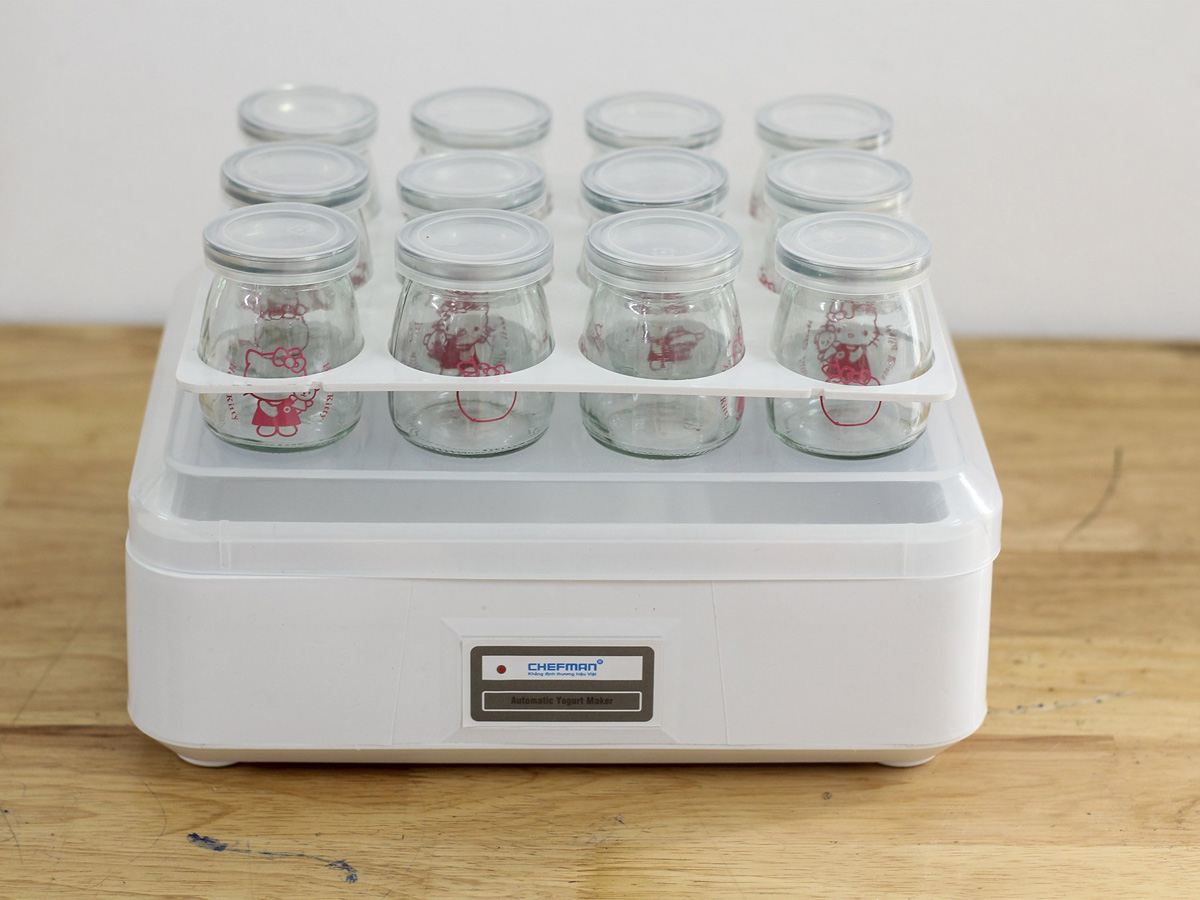 Trang bị khay đựng hộp sữa chua Trang bị khay đựng hộp sữa chua