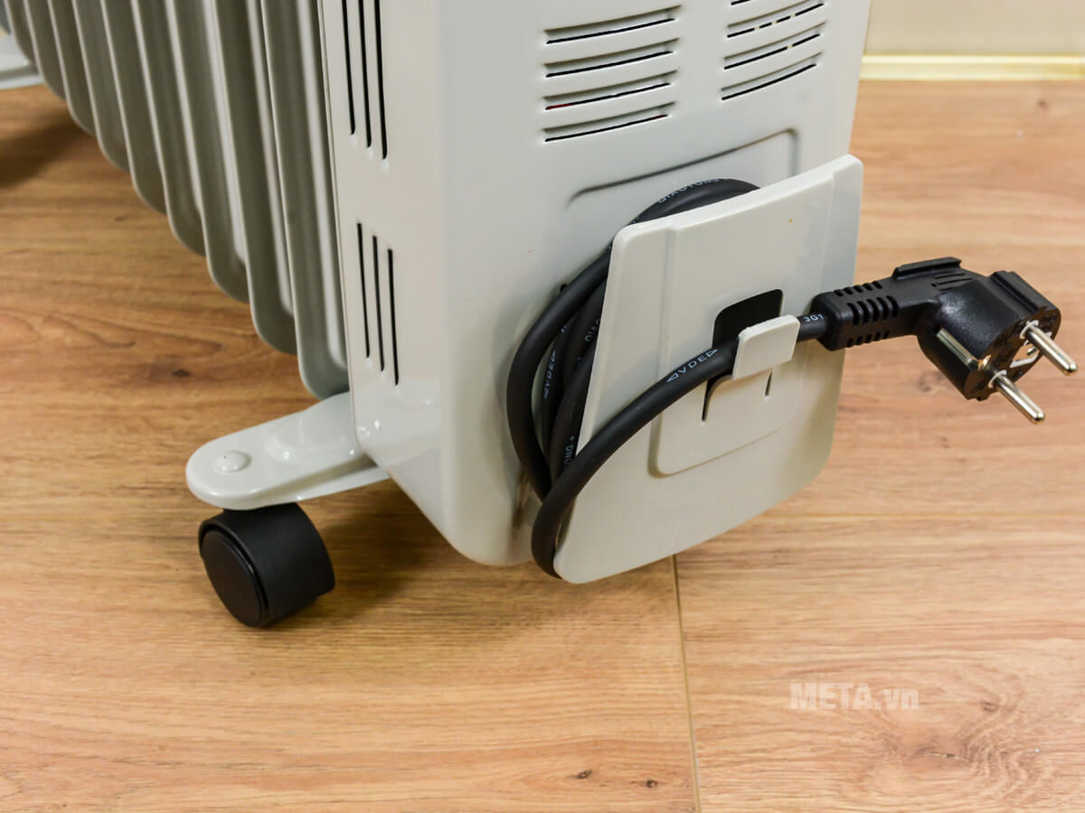 Máy sưởi dầu Tiross TS924 11 thanh với thiết kế bánh xe dễ di chuyển.