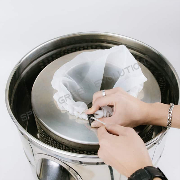 Cho túi lọc vào bên trong máy