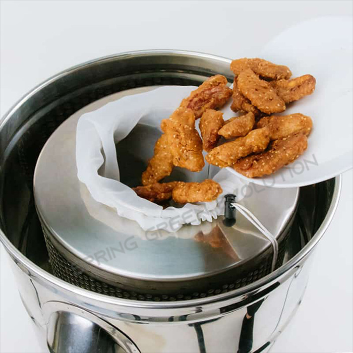 Đổ nguyên liệu vào túi lọc bên trong 