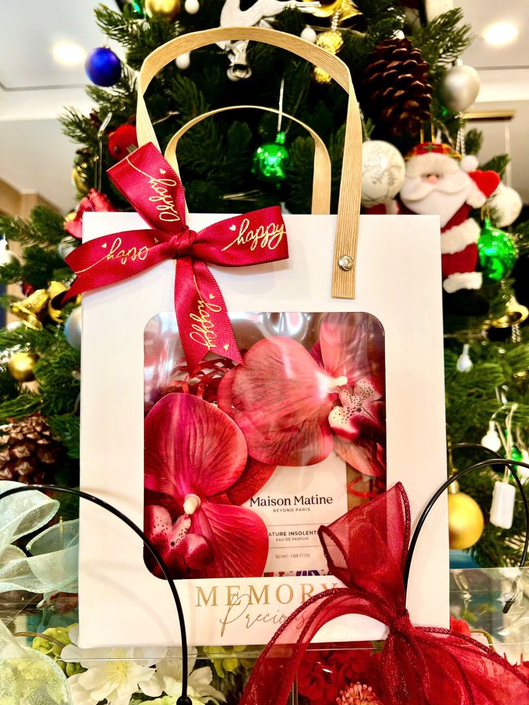 Túi Quà Giấy Kèm Hoa Vải