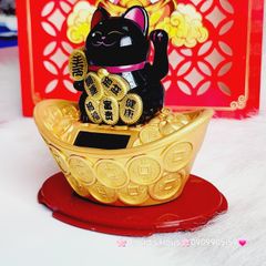 Mèo Thần Tài nhựa đen thỏi vàng (năng lượng mặt trời)