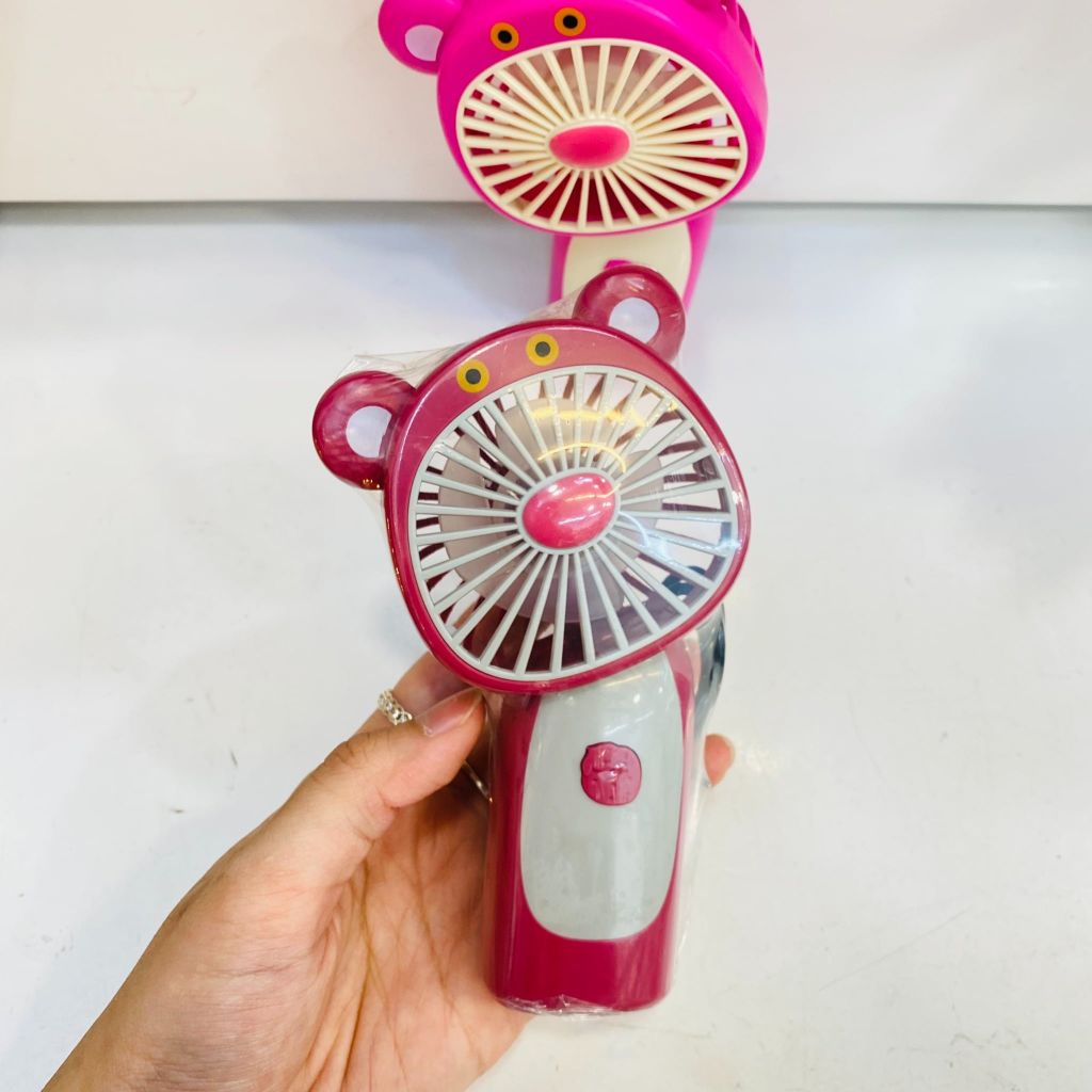QUẠT CẦM TAY Gấu dâu Lotso ( QUẠT SẠC)