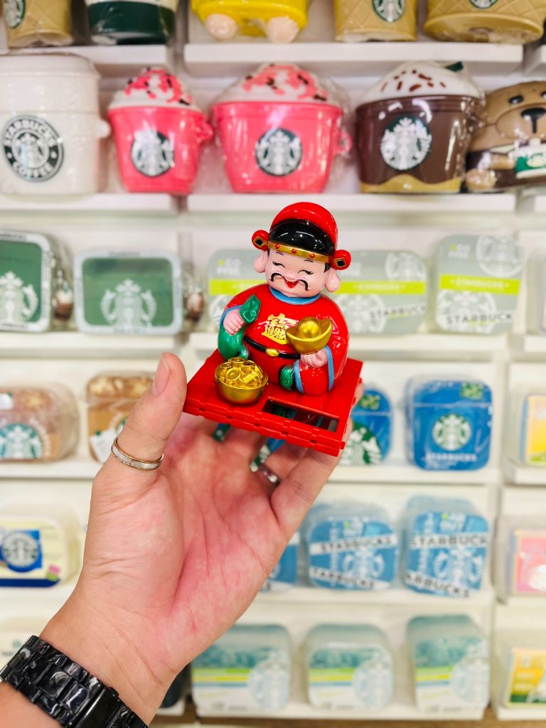 Tượng Thần Tài Gật Đầu Cầm Thỏi Vàng Dùng Pin Năng Lượng Mặt Trời