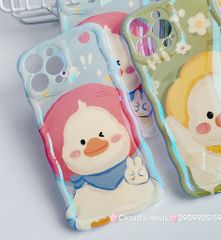 Case Ốp điện thoại iPhone Vịt Cute Đeo Yếm Hologram Viền Gợn Sóng iPhone 11/12/13/14/15/Pro/Promax