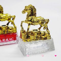 Tượng Ngựa Phong Thủy Mạ Vàng Trên Thỏi Vàng