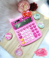 Máy Tính Hello Kitty Vuông Hồng Đậm Nơ đỏ