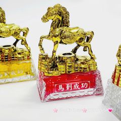 Tượng Ngựa Phong Thủy Mạ Vàng Trên Thỏi Vàng