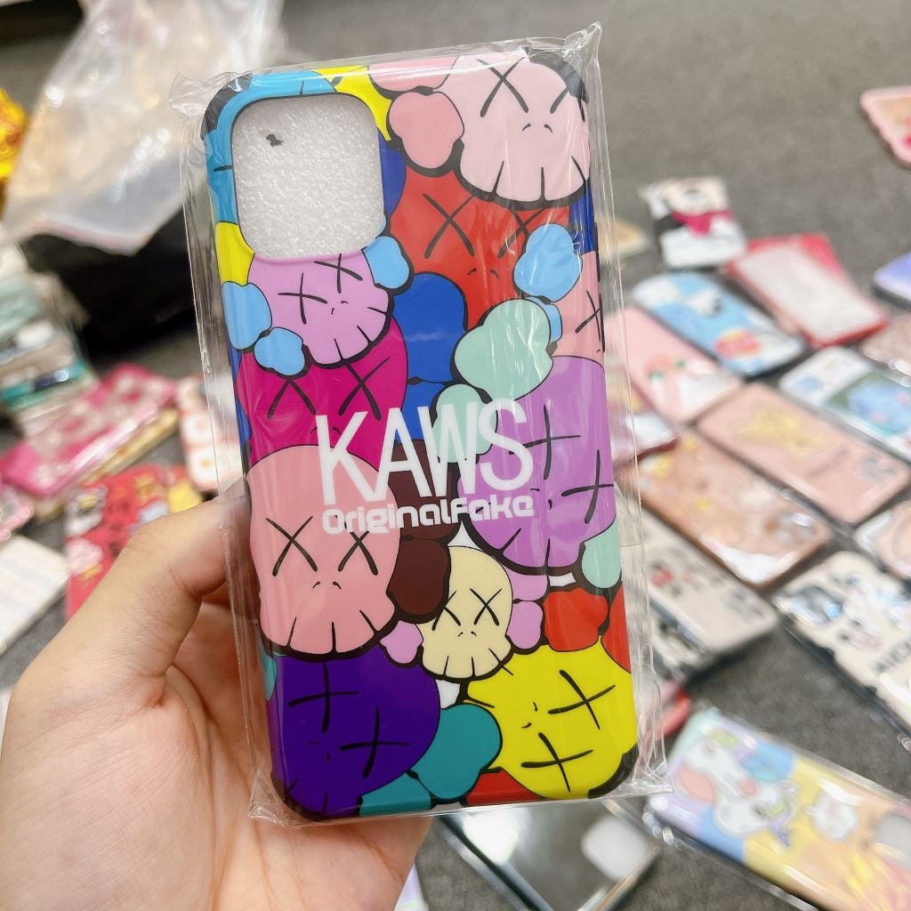 Case ốp điện thoại Iphone Bóng trơn Kaws nhiều mẫu