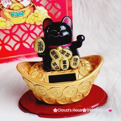 Mèo Thần Tài nhựa đen thỏi vàng (năng lượng mặt trời)