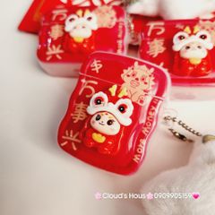 Cover Case Vỏ bảo vệ Airpod Lân Đỏ Cầm Thỏi Vàng Airpod 1/2/3/Pro/Pro2 - TẾT