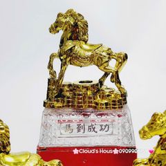 Tượng Ngựa Phong Thủy Mạ Vàng Trên Thỏi Vàng