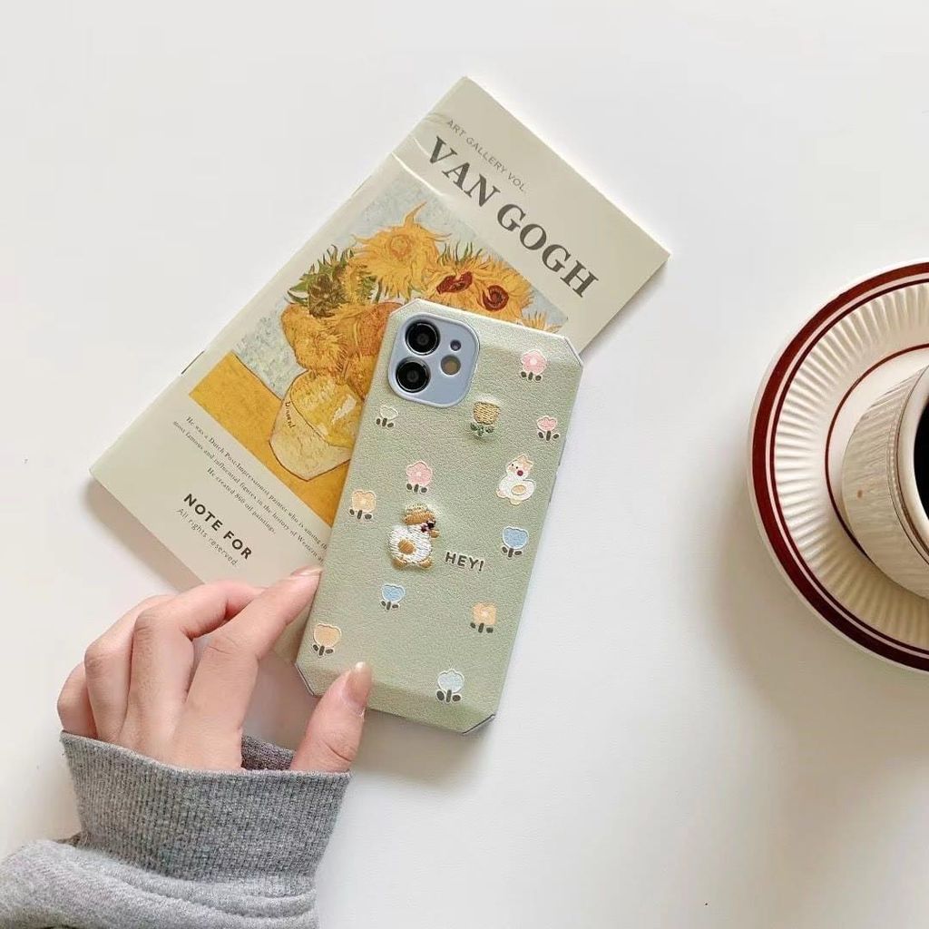 CASE IPHONE Nhám Da Họa Tiết Thêu Nổi Vịt ( Phôi Lục Giác )