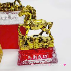 Tượng Ngựa Phong Thủy Mạ Vàng Trên Thỏi Vàng
