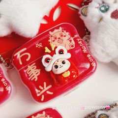Cover Case Vỏ bảo vệ Airpod Lân Đỏ Cầm Thỏi Vàng Airpod 1/2/3/Pro/Pro2 - TẾT