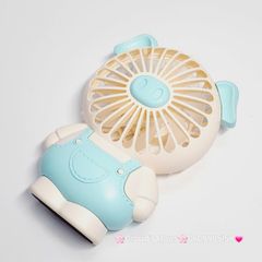 Quạt Cầm Tay Tai rời Heo - Thỏ mặc váy yếm xanh