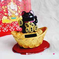 Mèo Thần Tài nhựa đen thỏi vàng (năng lượng mặt trời)