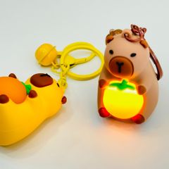 Móc Khóa Chuột Capybara Ôm Cam Có Đèn