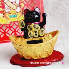Mèo Thần Tài nhựa đen thỏi vàng (năng lượng mặt trời)