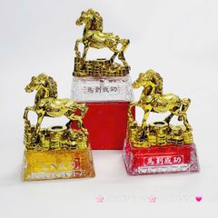 Tượng Ngựa Phong Thủy Mạ Vàng Trên Thỏi Vàng